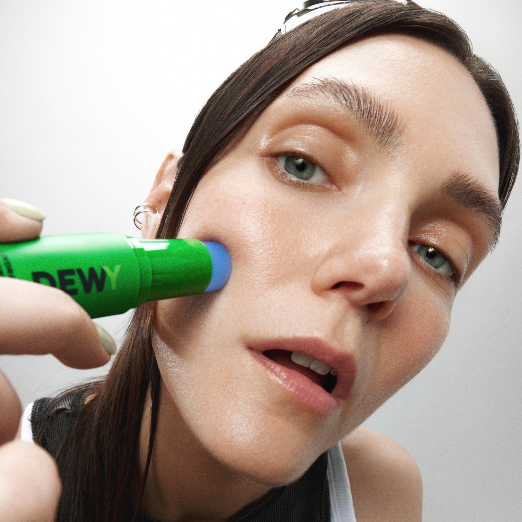 Di adiós a la fatiga en tu rostro con el innovador stick con cafeína de MÁDARA Cosmetics: Dewy Hydra Sérum