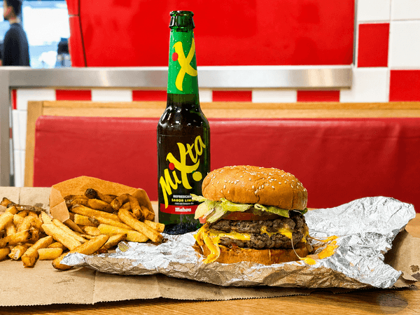 Five Guys España incorpora Mixta en todos sus restaurantes y añade así una cerveza nacional a su oferta