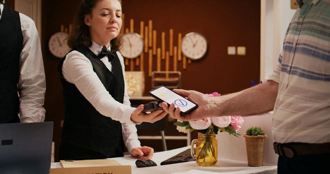 Cómo pagar de forma segura en vacaciones y evitar fraudes online, según PaynoPain
