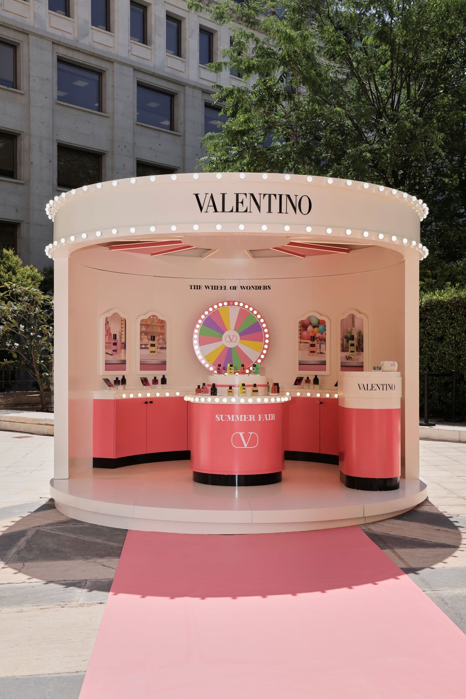Valentino Beauty presenta Valentino Summer Fair, una experiencia inmersiva para descubrir las nuevas born In Roma Hair & Body Mist