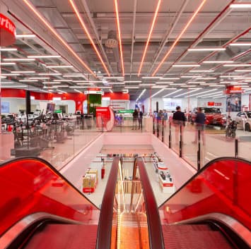 Manotón de MediaMarkt: 25 clientes luchan por llevarse un BMW X1 junto a The Grefg