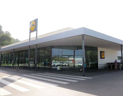 Lidl reabre en Gernika su primer supermercado en Euskadi, que integra un depósito de aguas histórico recuperado