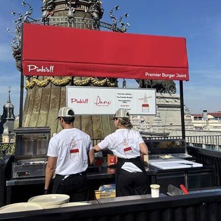 Pink’s!! reinterpreta la mítica hamburguesa Rossini de Dani García con un toque ‘smash’ en un evento efímero en la terraza del hotel Four Seasons