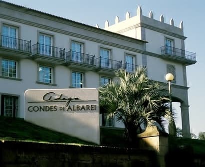 Condes de Albarei inaugura las obras de ampliación de la bodega al compás de la música de Carlos Núñez
