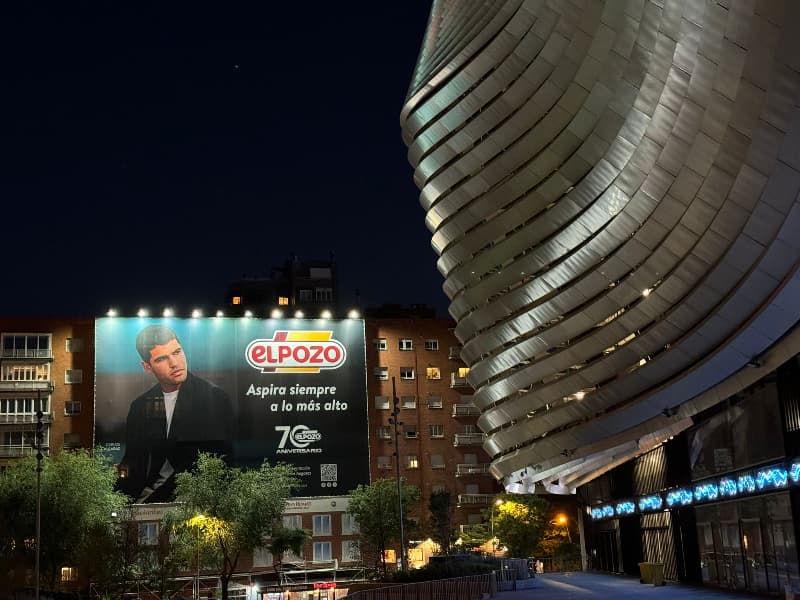 eLPOZO celebra ser la marca más elegida en los hogares con una gran lona en el centro de Madrid