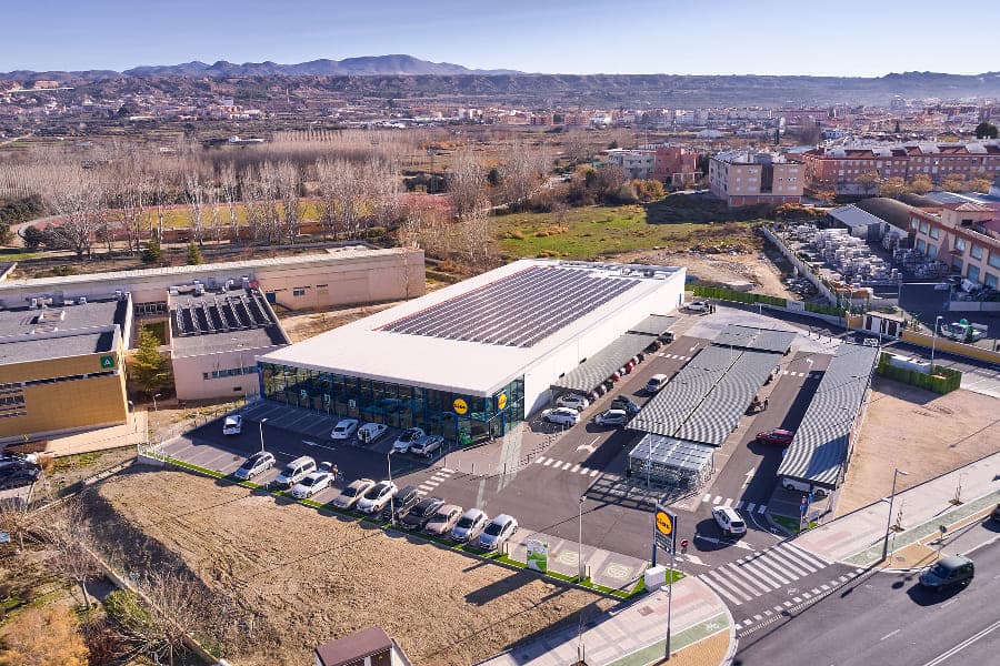 Lidl supera los 85.000 m² de placas fotovoltaicas y los 100 puntos de carga para vehículos eléctricos en Andalucía