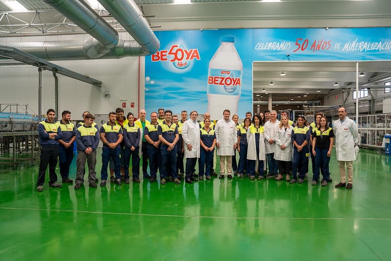 Mañueco destaca el compromiso de Bezoya con el desarrollo económico y social de Segovia