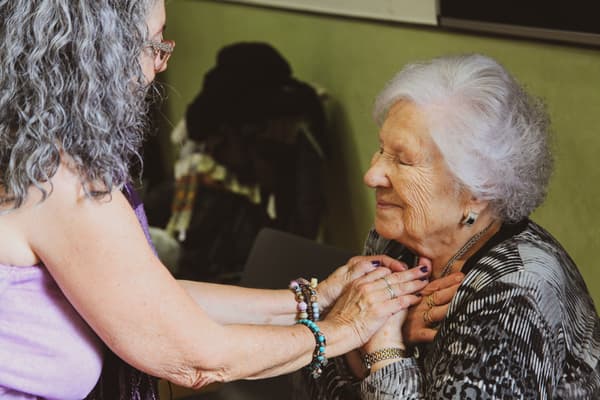 Caprabo, con la Fundación Ave Maria y Amics de la Gent Gran en la lucha contra la soledad de las personas mayores