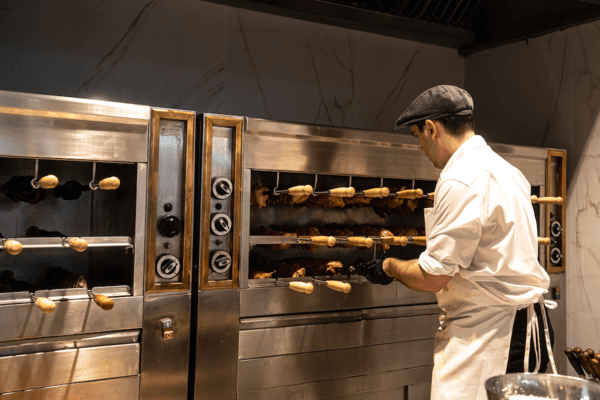 Brasayleña, la marca icónica de LEW Brand, redobla su apuesta por Madrid, abriendo su 14º restaurante en la Comunidad
