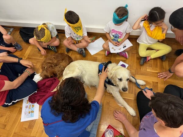 PURINA y Centre de Pedralbes organizan sesiones de lectura inclusiva con perros de terapia para promover la inclusión y el aprendizaje sin barreras