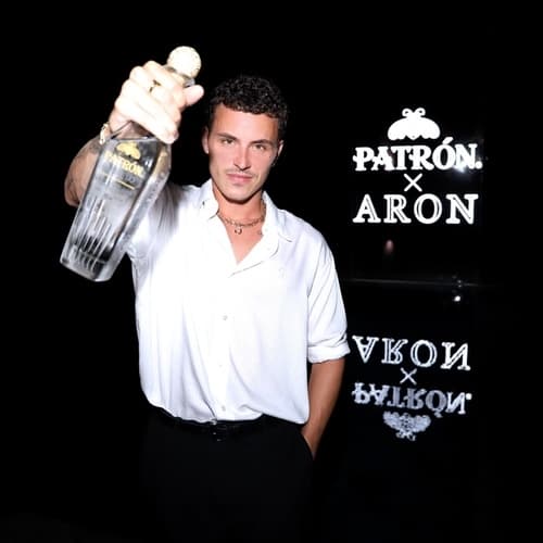 Arón Piper presenta su nuevo single “especial” en la fiesta de Patrón Tequila x Aron, con caras tan reconocidas como Tobey Maguire, Eiza González, Aitana, Chiara Biasi, André Lamoglia, y Nina Kraviz entre otros