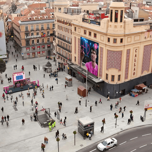 eLPOZO Bienstar conquista la Plaza de Callao en Madrid