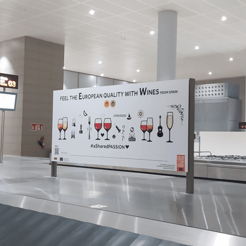Los vinos de España dan la bienvenida a los turistas del verano en aeropuertos y estaciones de tren