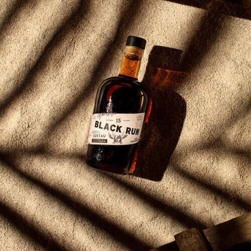 Grupo Luis Caballero lanza Contrabando Black Rum: el primer ron del mundo envejecido en barricas de Lustau