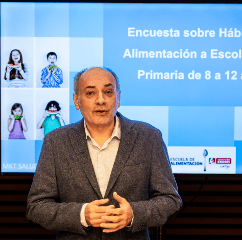 Más del 60 % de las niñas y niños come frente a pantallas, lo que afecta a sus hábitos alimentarios