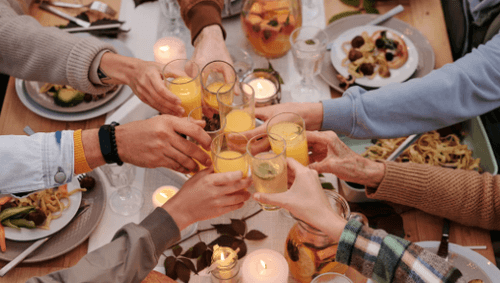 El 52% de los españoles tendrá que pagar su cena de empresa de Navidad y un 75% destinará a su cubierto entre 25 y 50€, según TheFork
