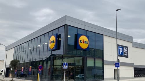 Lidl reinaugura en Lleida su primera tienda en España con una nueva construcción más moderna y sostenible