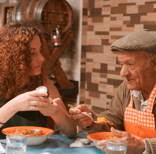 Cinco influencers se unen a personas mayores para rescatar recetas antiguas y combatir la soledad en el mundo rural