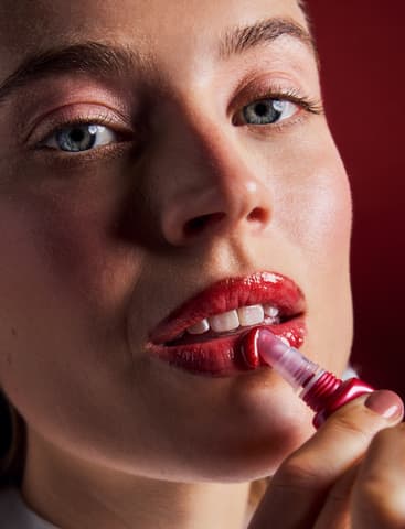 Two Poles lanza Lip Balm Cherish: el bálsamo glowy con tono cereza para deslumbrar esta Navidad