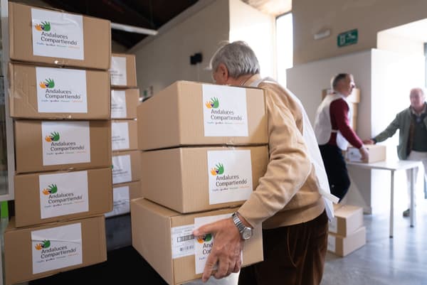 ‘Andaluces Compartiendo’ dona cerca de 4.000 kg de dulces navideños