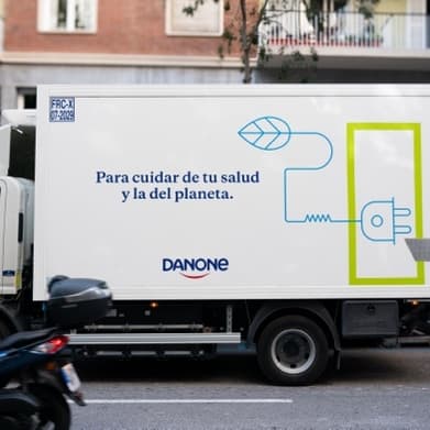 Danone reducirá 167 toneladas de CO2 anuales con la incorporación de camiones eléctricos a su flota de distribución