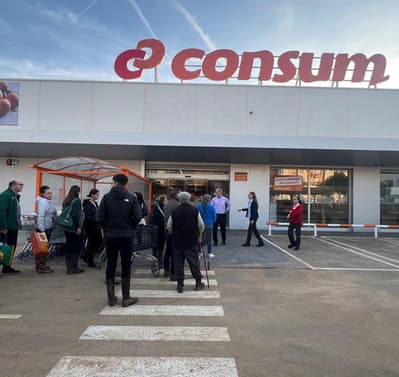 Consum tiene en servicio 57 de las 69 tiendas de su red que fueron afectadas por el paso de la dana