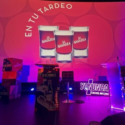 Pacharán La Navarra, protagonista en la Sala del Humor de Fuencarral