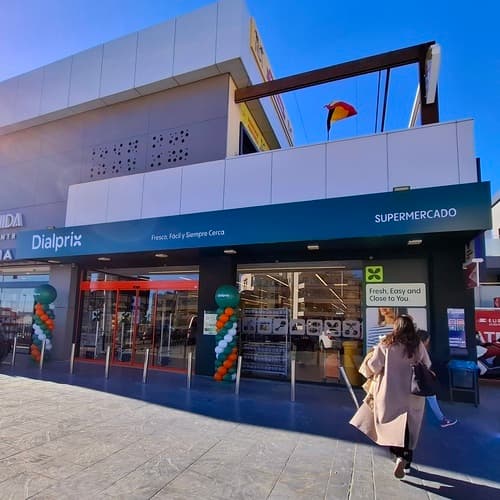 Dialprix refuerza su oferta en costa con la renovación de dos supermercados
