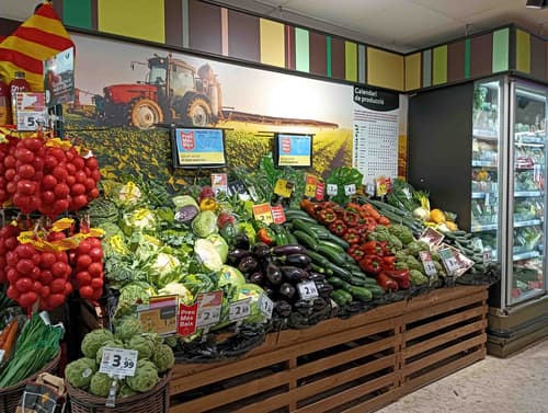 Caprabo apuesta por el ahorro y baja el precio de 600 productos de marca propia