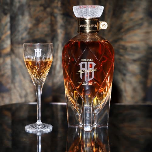Brugal presenta Andrés Brugal Edición 02, una obra maestra ultra-premium de 2.700€ para amantes del lujo