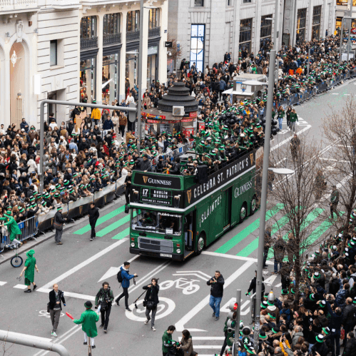 Tréboles, gaitas y Guinness: así se ha vivido el III desfile de St. Patrick’s Day en Madrid