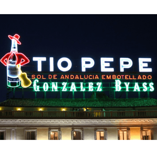 González Byass apaga el icónico luminoso de Tío Pepe para sumarse a “La Hora del Planeta”