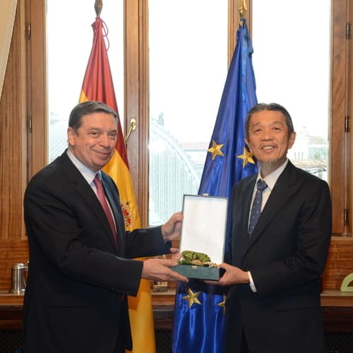 El ministro Luis Planas entrega al empresario Lucio Co la Gran Cruz de la Orden Civil del Mérito Agrario, Pesquero y Alimentario por su contribución al desarrollo del brandy y las bebidas espirituosas del Marco de Jerez