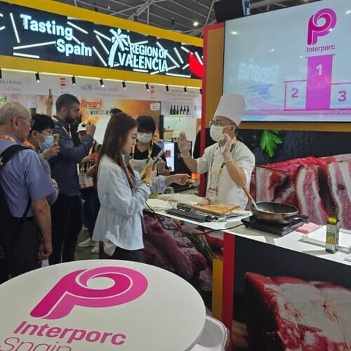 INTERPORC consolida la posición del porcino de capa blanca español en Asia en la feria Food&Beverage Singapur