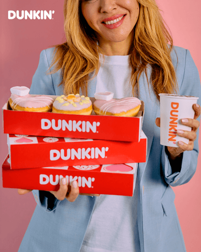 Dunkin' llena el Día de la Madre de corazones y flores