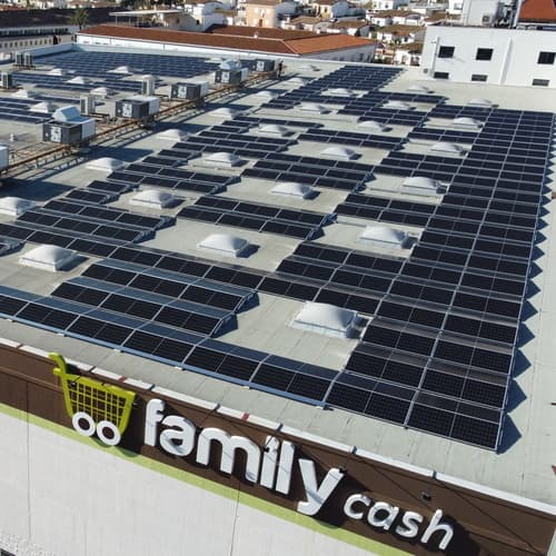 Family Cash invertirá casi 5 millones de euros en la instalación de más de 16.000 paneles solares en todos sus hipermercados