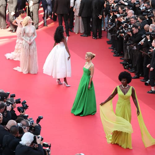 Estos son los beauty looks de Simone Ashley, Viola Davis, Elle Fanning y Gillian Anderson firmados por L'Oréal Paris en el festival de Cannes