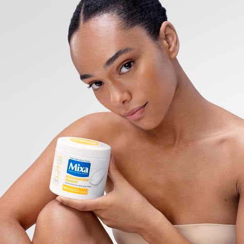 Mixa presenta Niacinamide Bright, su nueva gama corporal antimanchas para una piel iluminada