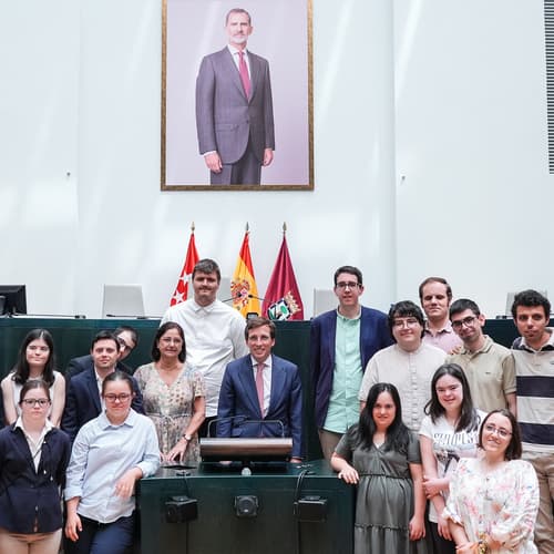 El alcalde Martínez-Almeida acompaña a los representantes madrileños en la liga de debate entre jóvenes con discapacidad intelectual que apoya Smurfit Westrock