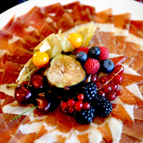 El verano sabe a jamón: Monte Nevado propone un maridaje fresco y vibrante con frutas de temporada
