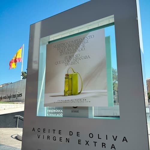 Desaparece “El complemento perfecto” y el bolso de Palomo Spain que lo acompaña de dos de las vitrinas donde se exhibe la pieza icónica de la nueva campaña de Aceites de Oliva de España