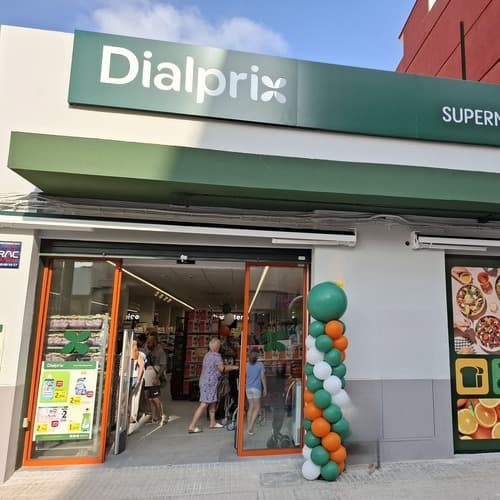 Dialprix reabre sus puertas en Paiporta con una imagen renovada, más servicios y la ilusión del reencuentro con los vecinos de la localidad