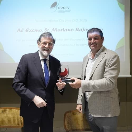 CECRV entrega un reconocimiento a Mariano Rajoy por su apoyo constante al sector del vino