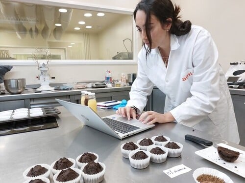 AINIA desarrolla nuevos ingredientes sostenibles mediante clasificación por aire. Con ellos se ha elaborado smoothies proteicos y magdalenas de algarroba