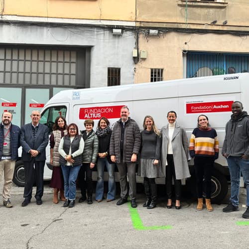 Alcampo, a través de la Fondation Auchan apoya la financiación del renting de una furgoneta híbrida durante 5 años para la Fundación Altius en el proyecto Mercado 1 Kilo de Ayuda