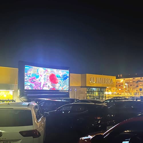 Alimerka convierte el aparcamiento de su supermercado de Arroyo de la Encomienda en un autocine