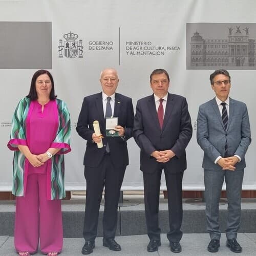 El Ministerio de Agricultura distingue a Joan Mir, director general de Anecoop, con la encomienda de número al mérito agrario