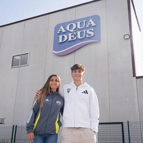 Aquadeus organiza un partido de fútbol con niños y jugadores del Albacete Balompié en la plaza del pueblo de Robledo