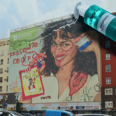 Babaria le hace el skincare a su lona intervenida por KFC y Fiesta