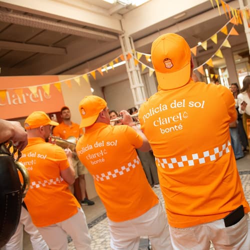 “La Policía del Sol” patrulla de nuevo en Villa Clarel para concienciar sobre la protección solar con un enfoque festivo y cercano